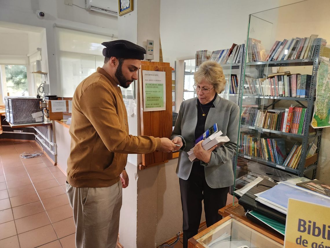 Misioneros de la Comunidad Musulmana Ahmadía Donan Ejemplares de Sagrado Corán y Otros Libros Islámicos a Bibliotecas