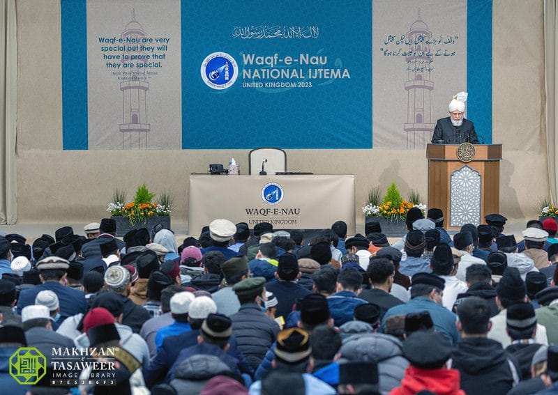 “Esforzarse por desarrollar un vínculo espiritual inquebrantable con el Jalifa de la época” – El jefe de la comunidad musulmana Ahmadía se dirige a un evento juvenil musulmán (Waqf-E-Nau Ijtema) en Londres