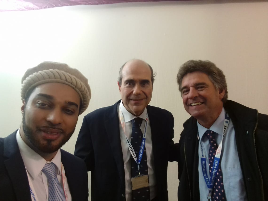 Yousaf Khan con Pablo Abdalah y Dr Gerardo Amarilla en el Yalsa Salana, la convención anual de la comunidad ahmadía en reino unido