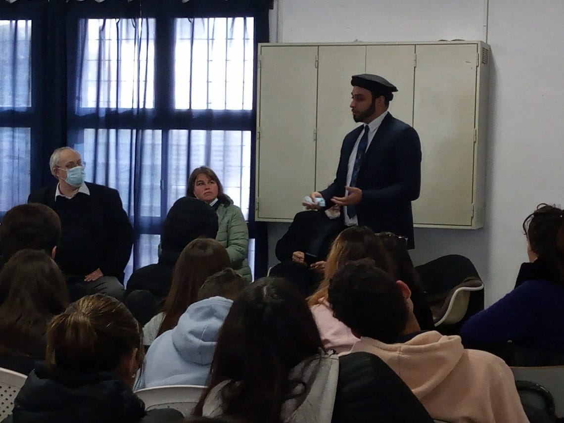 Presentación interreligiosa en un instituto de Montevideo