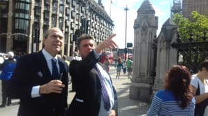 Sr Pablo Abdala y Dr Gerardo Amarilla, en visita a Londres para la Convención Anual de la Comunidad Musulmana Ahmadía en 2017