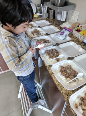 Preparando comida para distribución en sectores vulnerables en Montevideo, 2019